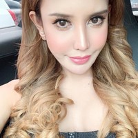 Transgender 24 tahun tersebut cukup sukses dengan bisnis krim wajah hingga pelangsing tubuh yang dipromosikan di Instagram. Produk Safiey pun dikenal dengan testimoni para pelanggannya yang terlihat menjanjikan. Karena bisnis ini, ia bisa liburan mewah, punya tas serta mobil mahal. Foto: Instagram @safieyillias94