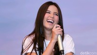 Namun dara berusia 24 tahun itu hanya menanggapi hujatan yang dilontarkan kepadanya dengan tawa. Pool/Ismail/detikFoto.