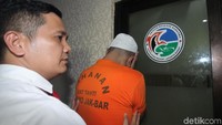 Hingga masuk ke ruang penyidik, AJA masih saja menutup wajahnya itu. Lamhot Aritonang/detikFoto