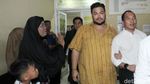 Diperiksa Polisi, Asisten Ivan Gunawan Tutupi Wajahnya
