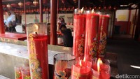 Di siang hari ini, aktivitas sejumlah umat yang bersembahyang juga tampak. Sambil memegang hio, masing-masing memanjatkan doa dan menancapkannya di altar silih berganti (Randy/detikTravel)