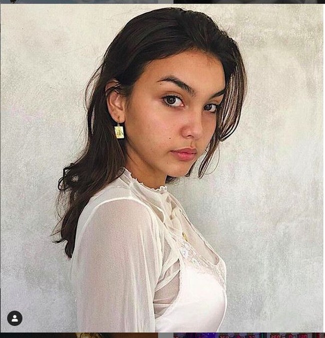 Berdasarkan bio di Instagram-nya, Caitlin berdomisili di Bali. Ia ternyata memiliki darah campuran. Orangtuanya berasal dari Inggris dan Jawa. (Foto: Instagram)