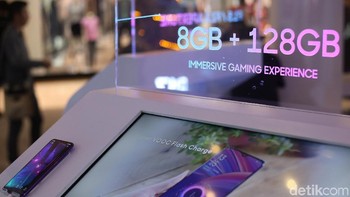 Pengunjung bisa menjajal langsung kemampuan Oppo R17 Pro. Foto: Ari Saputra