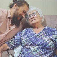 Kalau sudah lihat foto pria kekar bersama neneknya seperti ini, hati siapa yang tidak akan luluh? Foto: Youtube/@jasonmomoa