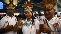Pendukung Paslon 01 memakai mahkota ala Papua.