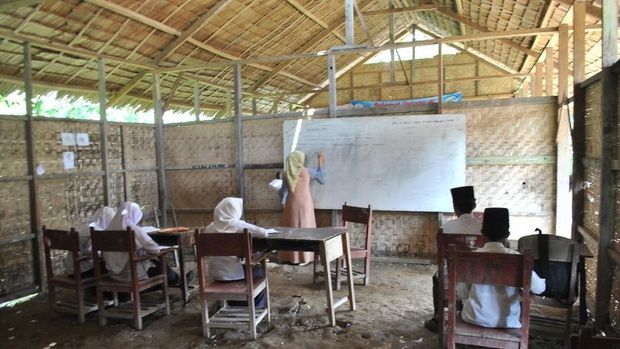Ada 3 ruangan. Setiap ruangan ada sejumlah bangku dan meja diletakkan di atas tanah yang menjadi lantainya.