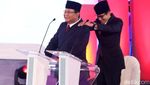 Momen Ketika Sandiaga Memijit Bahu Prabowo