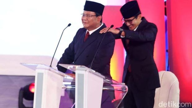 Momen Ketika Sandiaga Memijit Bahu Prabowo