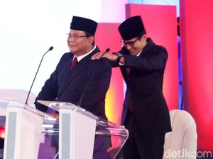 Prabowo Joget Lalu Dipijat Sandi Saat Ditanya Caleg Eks Koruptor