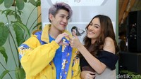 Namun dara berusia 18 tahun itu juga mencoba untuk melebarkan sayapnya di dunia musik bersama Julian Jacob. Pool/Ismail/detikFoto.
