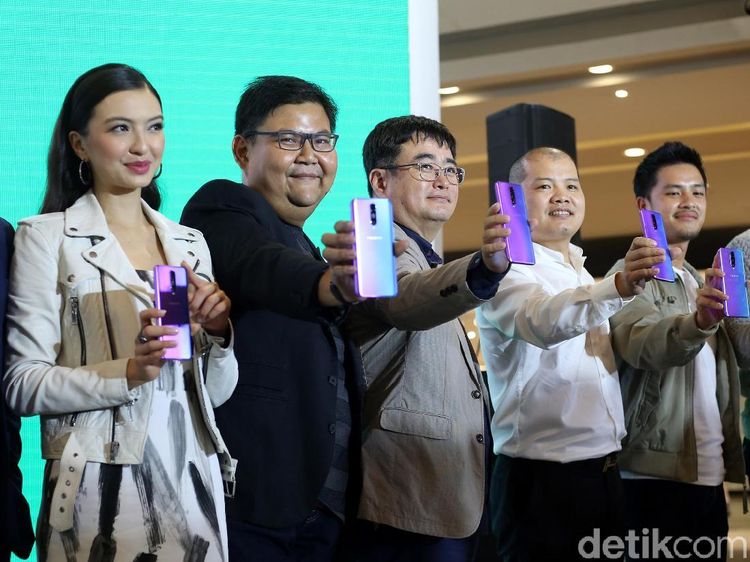 Gemerlap Penjualan Perdana Oppo R17