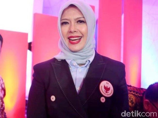 Pulasan lipstik merah ia pilih untuk membuat wajahnya kelihatan segar. Lipstik berwarna merah tampaknya sudah menjadi ciri khas dan gaya ikonik seorang Nur Asia, karena ia kerap memakainya di berbagai kesempatan. Foto: Rengga Sancaya