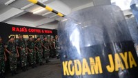 Sementara pengamanan di Hotel Bidakara, Jakarta diperketat. Prajurit TNI-Polri melakukan apel jelang debat pertama Pilpres 2019 di Hotel Bidakara, Jakarta, Kamis (17/1/2019). ANTARA FOTO/Sigid Kurniawan.