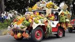 Serunya Lihat Deretan Jeep Bermuatan Sayur dan Buah di Festival Yipao