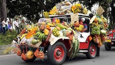Serunya Lihat Deretan Jeep Bermuatan Sayur dan Buah di Festival Yipao