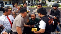 Abud Lakum Dinukum Waliyadin alias Empud mengamuk saat hendak di bawa ke Rumah Sakit R Syamsudin SH Kota Sukabumi, Jawa Barat, Kamis (17/1/2019).