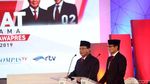 Momen Ketika Sandiaga Memijit Bahu Prabowo