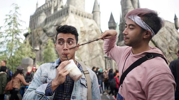 Kompak! Gaya Kece Kulineran Vadi Akbar dan Vidi Aldiano di Jepang