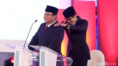 Momen Ketika Sandiaga Memijit Bahu Prabowo