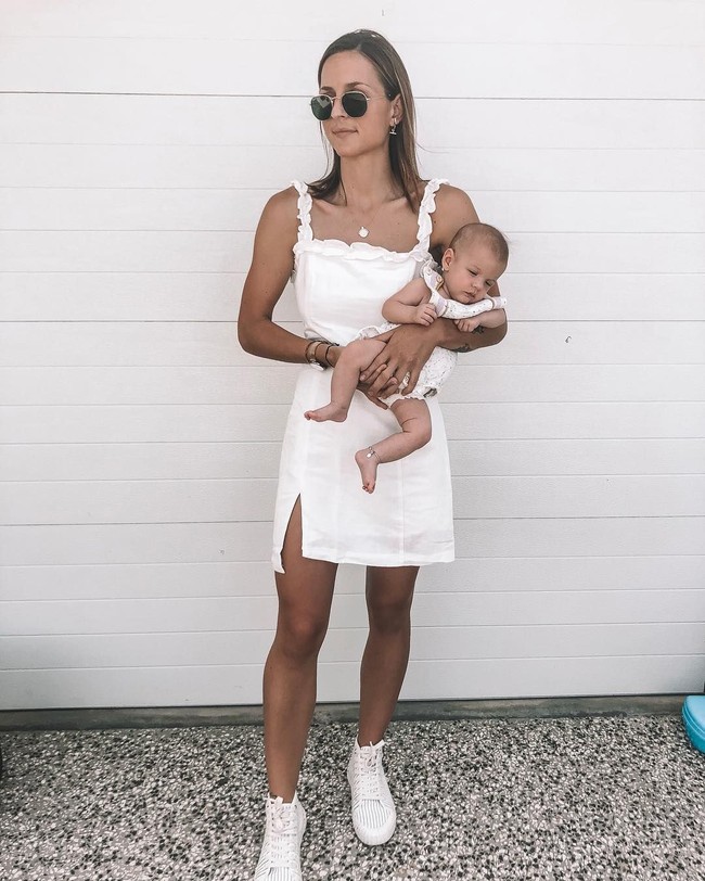 Namun, wanita berusia 25 tahun ini pun memberikan saran kepada wanita lain yang masih sulit menurunkan berat badan setelah kelahiran buah hatinya. Meurutnya mereka yag berjuang untuk menerima tubuh baru adalah untuk mengagumi diri sendiri. Foto: Instagram @nicoleknightt