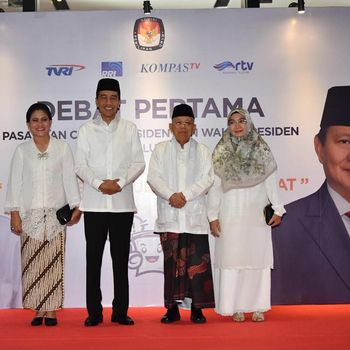 Jokowi dan Ma'ruf Amin berpose bersama istri mereka sebelum debat capres 2019.