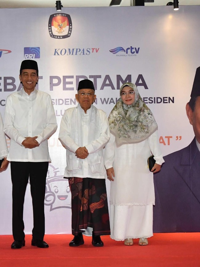 Maruf hadir dengan gaya khasnya, baju koko bersorban dan sarung. Namun, ada yang beda pada sarungnya kali ini. Ketua Majelis Ulama Indonesia itu memilih sarung batik. (Foto: Dok. ANTARA FOTO/Aprillio Akbar)
