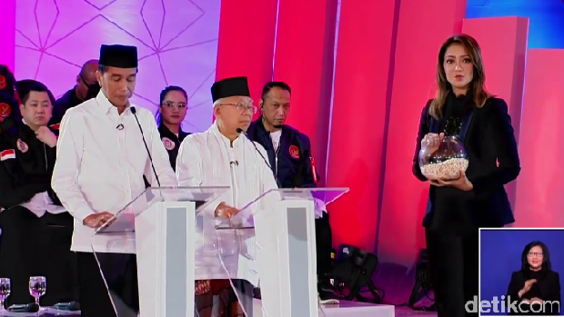 Jokowi dan Ma'ruf saat debat perdana, 17 Januari 2019.