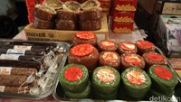 Apabila ingin mencari kue khas Imlek atau Nastar, traveler juga bisa mampir ke kawasan Petak 9. Untuk kue keranjang harganya adalah Rp 40 ribu/Kg. Kue Mangkok isi lima sekitar Rp 22.500 dan Rp 50 ribu untuk manisan segi delapan (Randy/detikTravel)