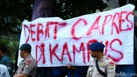Mereka meminta debat capres-cawapres digelar di salah satu universitas. 