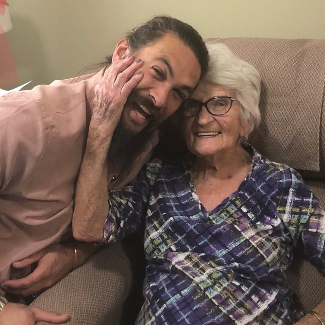 Jason Momoa membuat hati netizen meleleh, setelah mem-posting foto dan video kebersamaannya dengan sang nenek di Instagram serta YouTube. Foto: Instagram/@prideofgypsies
