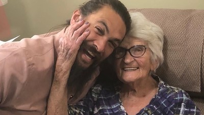 Foto: Kemesraan Jason Momoa dan Sang Nenek yang Bikin Hati Netizen Meleleh
