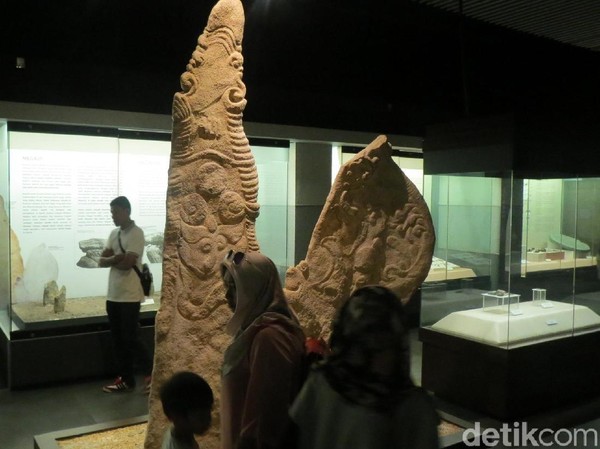 Beberapa artefak megalitikum yang menarik di museum ini. Museum ini terdiri dari 2 lantai dan dibagi menjadi 4 galeri, prasejarah, kerajaan, masa penjajahan dan era modern (Fitraya/detikTravel) Beberapa artefak megalitikum yang menarik di museum ini. Museum ini terdiri dari 2 lantai dan dibagi menjadi 4 galeri, prasejarah, kerajaan, masa penjajahan dan era modern (Fitraya/detikTravel)