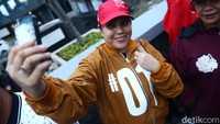 Pendukung paslon 01 tampak menggunakan jaket bomber.