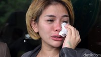 Nikita Mirzani tampak bercucuran air mata saat ditemui wartawan usai sidang cerainya dengan Dipo Latief. Foto: Noel/detikFoto