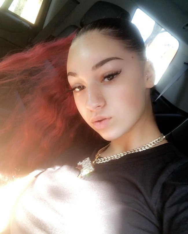 Pada 2017, remaja 15 tahun ini menjadi rapper wanita termuda yang masuk single debutnya These Heaux masuk dalam tangga lagu Billboard Hot 100.Foto: Instagram/@bhadbhabie