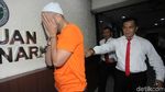 Diperiksa Polisi, Asisten Ivan Gunawan Tutupi Wajahnya
