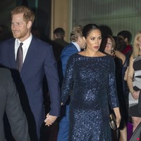 Gaun biru dengan kerah boatneck menjadi andalan Meghan saat menghadiri Cirque De Soleil yang dihelat di Royal Albert Hall, London, Rabu lalu. Foto: Dok. Getty Images