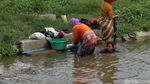 Gaya Anak-anak Berenang di Air Kotor Kali Sipon
