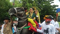 Kuda akan berjingkrak-jingkrak setiap kali mendapat instruksi dari sang pawang kuda layaknya sedang menari. (Abdy Febriady/detikTravel)