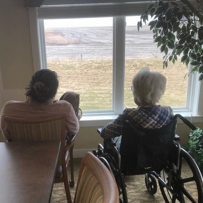 Bertubuh kekar dan bertampang gahar, siapa sangka kalau bintang film Aquaman ini memiliki pribadi yang hangat dan penuh kasih sayang. Foto: Instagram/@prideofgypsies