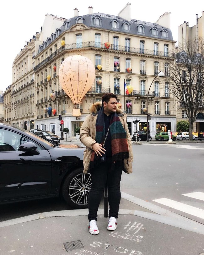 Pada momen lainnya, Ivan Gunawan yang memiliki label busana pria bernama Khalif itu tampak bergaya membawa tas Dior dan sepatu Gucci. Foto: Instagram @ ivan_gunawan