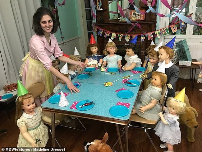Foto keluarga ini dibagikan lewat akun Instagram mereka @all.my.plastic.children. Boneka-boneka ini berpose di berbagai acara keluarga, mulai dari pesta ulang tahun, pergi ke taman, hingga Natal, lengkap dengan pohon yang besar. Foto: Dok. Madeline dan Malachi Dressel
