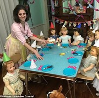 Foto keluarga ini dibagikan lewat akun Instagram mereka @all.my.plastic.children. Boneka-boneka ini berpose di berbagai acara keluarga, mulai dari pesta ulang tahun, pergi ke taman, hingga Natal, lengkap dengan pohon yang besar. Foto: Dok. Madeline dan Malachi Dressel
