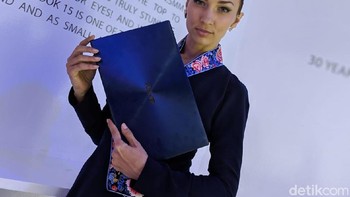 Notebook Asus itu tampil lebih mungil dan ringkas ketimbang MacBook Air 2018. Pokoknya singset banget deh! (Foto: detikINET/Adi Fida Rahman)