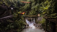 Tak jauh dari kedai kopi ini, ada wisata Air Terjun Kedung Pedut. Suara gemercik air terjun semakin menambah suasana beda saat ngopi di sini. Selain minuaman, ada juga camilan tradisional seperti geblek, tempe benguk, singkong dan ubi rebus. (Doohan Aditya Saputro/dTraveler)