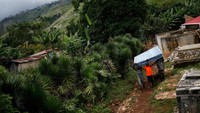 Para penduduk desa juga harus berjuang untuk bisa menikmati layanan kesehatan. Adapun pusat kesehatan Haiti terdekat berada di seberang gunung. (Andres Martinez Casares/Reuters)
