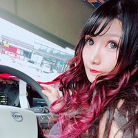 Ayahnya yang sakit masih terus bekerja, Rino Sasaki tidak tahan memikirkan ayahnya sendirian di jalan, menempuh ribuan mil dari rumah tanpa ada yang merawatnya. Maka, Rino yang waktu itu bekerja sebagai guru tari tradisional memutuskan untuk bergabung dengan ayahnya dalam perjalanan panjangnya. Foto: Instagram @sr8x4volvo