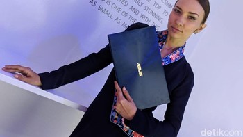 Bobot ZenBook 13 pun lebih ringan dibanding notebook Apple. (Foto: detikINET/Adi Fida Rahman)