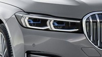 Mengusung ban run flat tyre, mobil masih bisa melaju dalam kecepatan 80 km/jam hingga jarak 50 km meski dalam keadaan kempes total. Foto: BMW Group