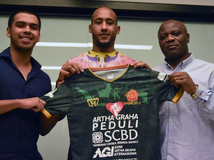 Mantan Pemain PSG Loris Arnaud Berlabuh di PS Tira